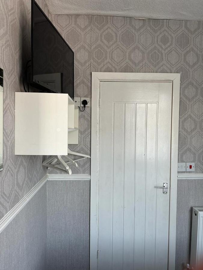 B&B Runway Blackpool - Minutes From Winter Gardens - Dog Friendly - Exceptionally Quiet - Very Close H&A Social Club (Adults Only) ภายนอก รูปภาพ