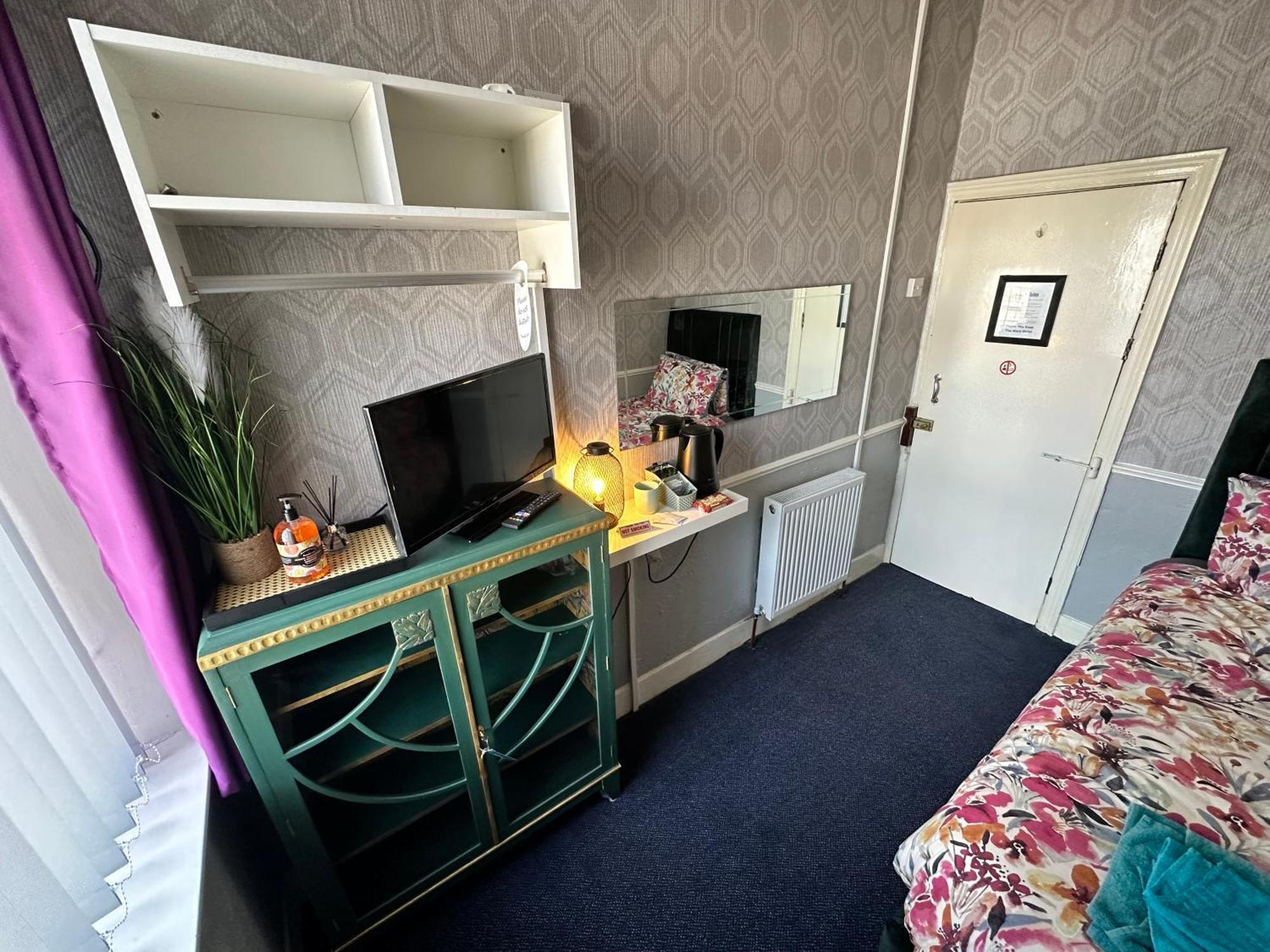 B&B Runway Blackpool - Minutes From Winter Gardens - Dog Friendly - Exceptionally Quiet - Very Close H&A Social Club (Adults Only) ภายนอก รูปภาพ