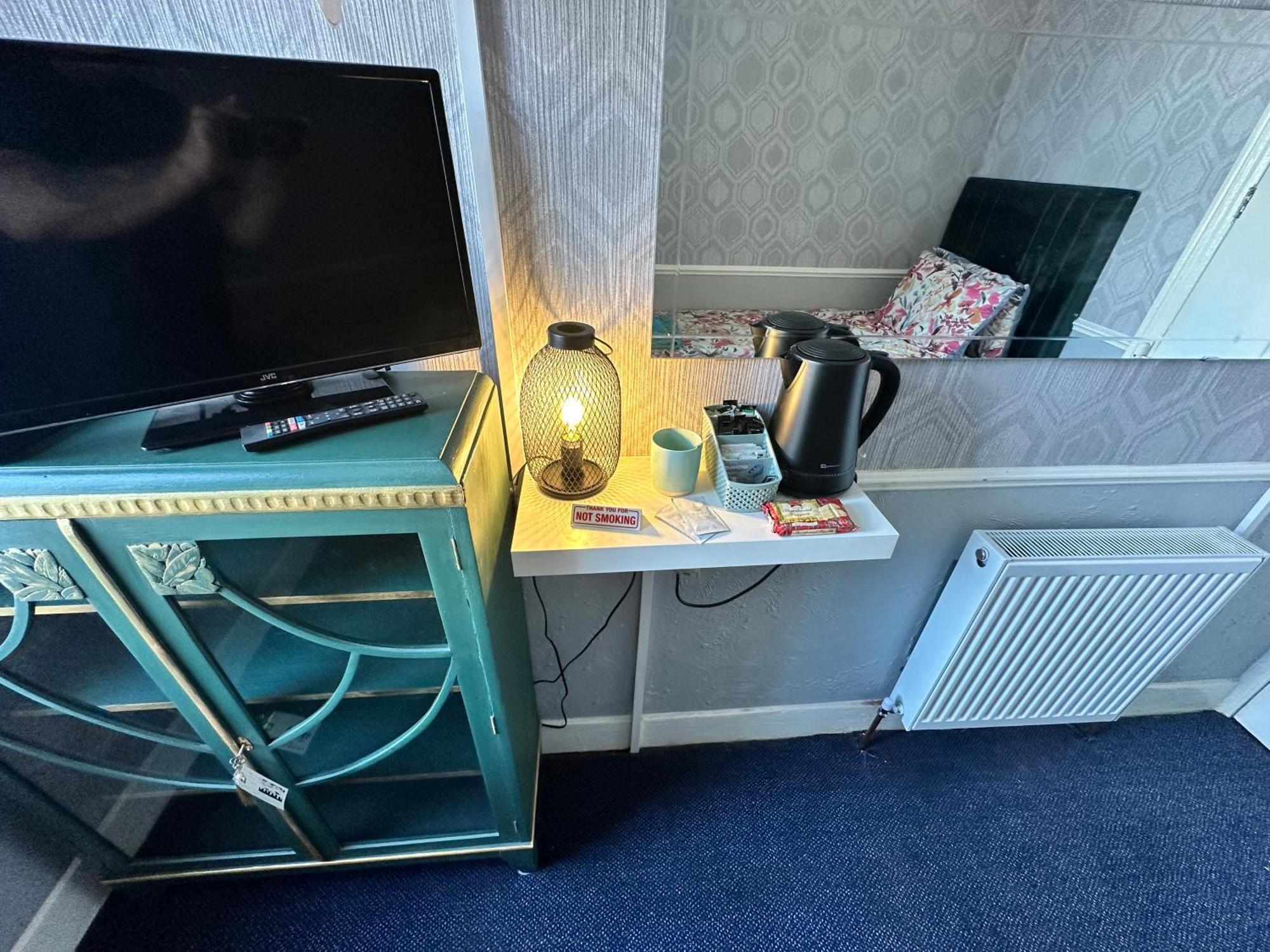 B&B Runway Blackpool - Minutes From Winter Gardens - Dog Friendly - Exceptionally Quiet - Very Close H&A Social Club (Adults Only) ภายนอก รูปภาพ