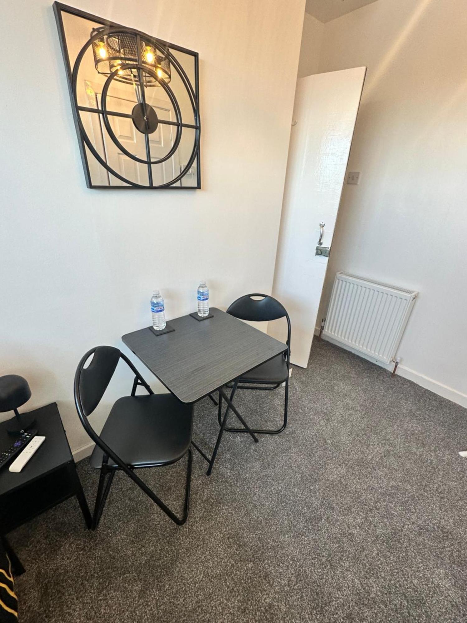 B&B Runway Blackpool - Minutes From Winter Gardens - Dog Friendly - Exceptionally Quiet - Very Close H&A Social Club (Adults Only) ภายนอก รูปภาพ