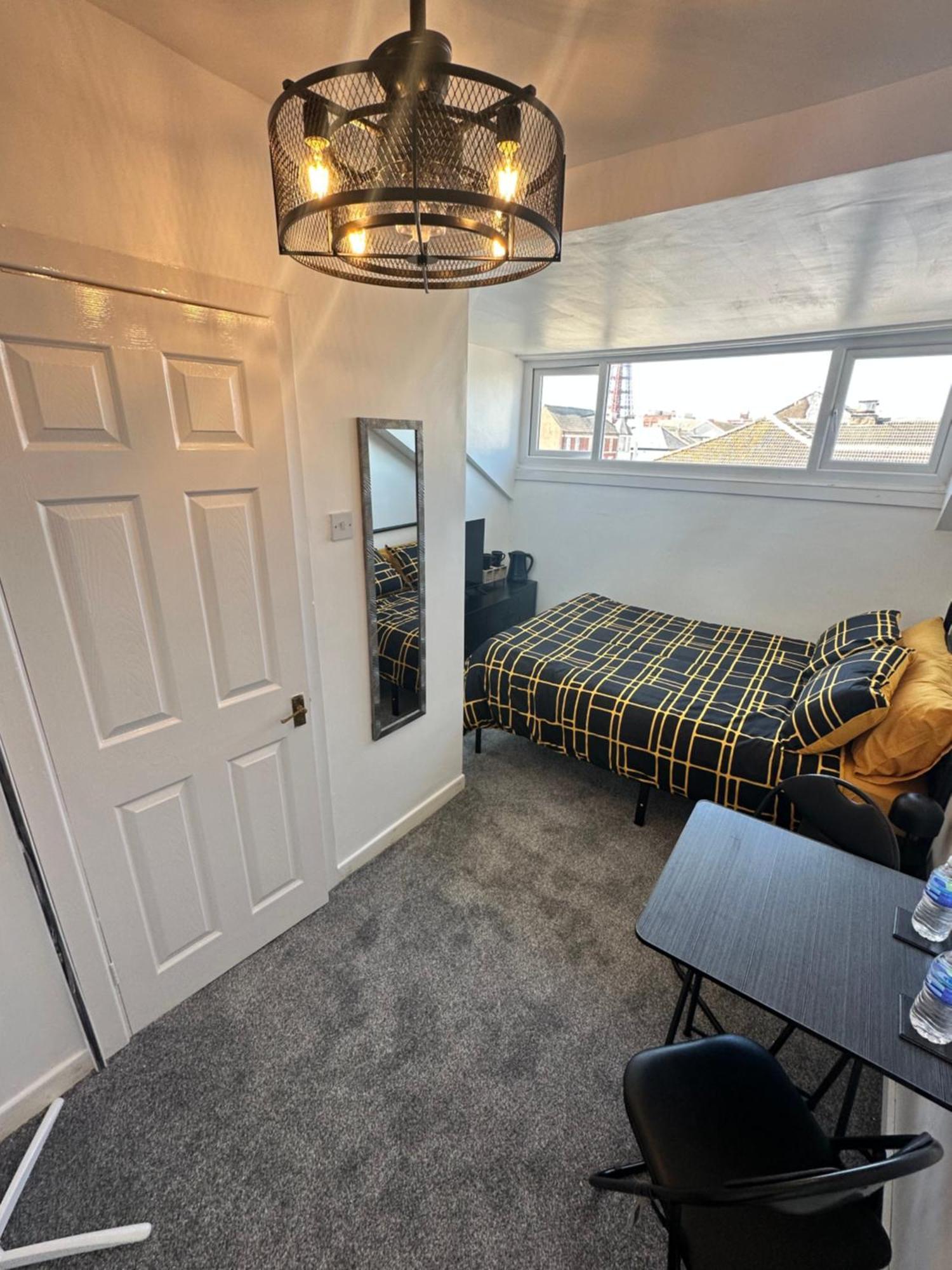 B&B Runway Blackpool - Minutes From Winter Gardens - Dog Friendly - Exceptionally Quiet - Very Close H&A Social Club (Adults Only) ภายนอก รูปภาพ