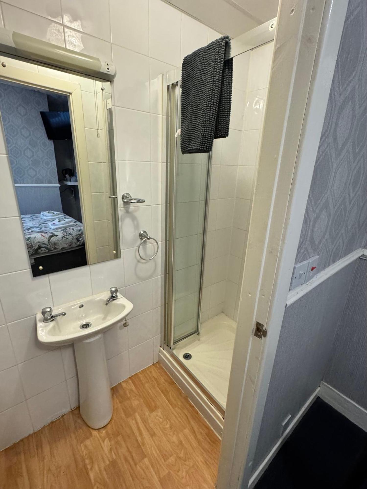 B&B Runway Blackpool - Minutes From Winter Gardens - Dog Friendly - Exceptionally Quiet - Very Close H&A Social Club (Adults Only) ภายนอก รูปภาพ