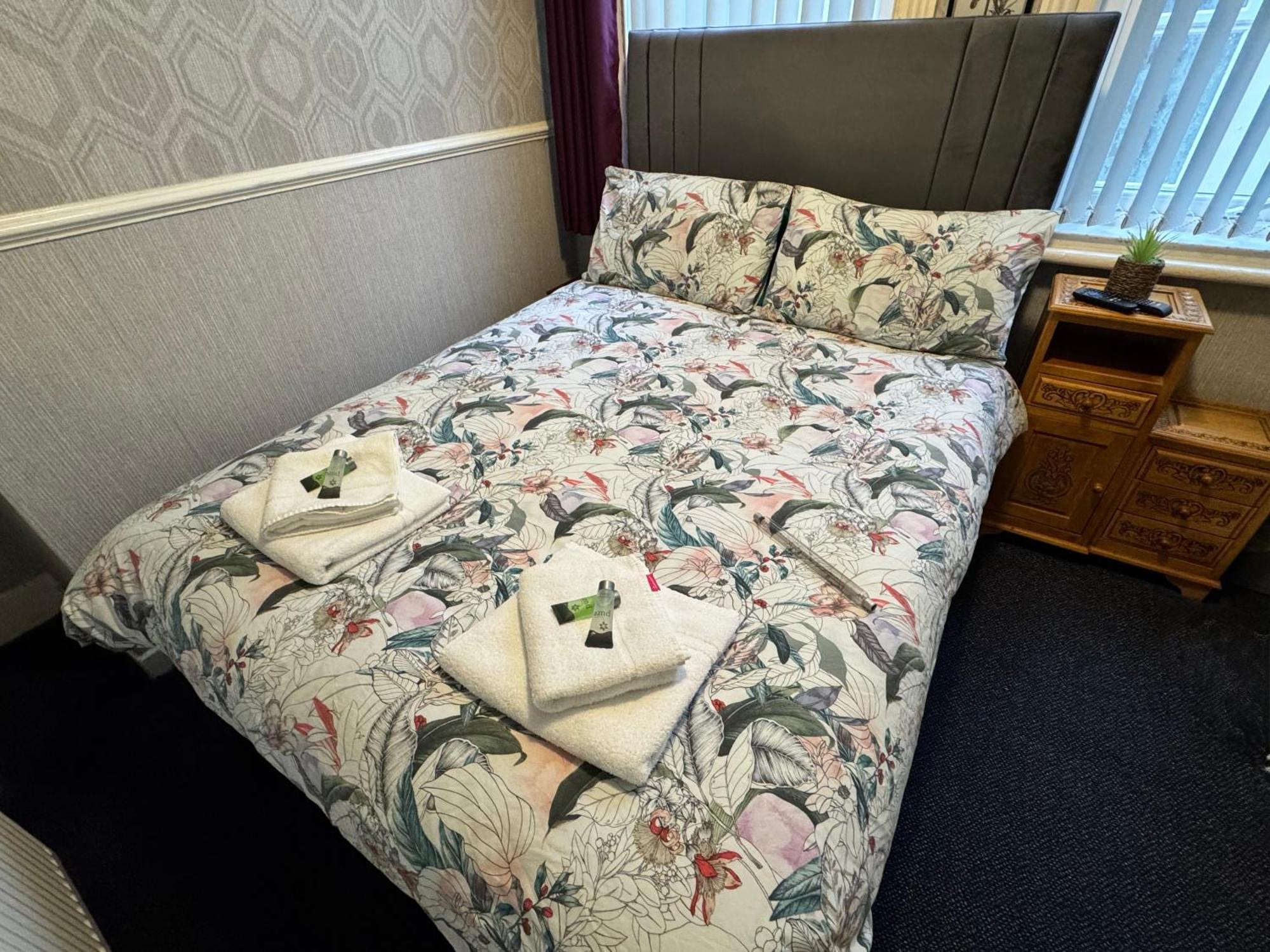 B&B Runway Blackpool - Minutes From Winter Gardens - Dog Friendly - Exceptionally Quiet - Very Close H&A Social Club (Adults Only) ภายนอก รูปภาพ
